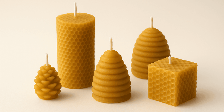 Handgegossene Bienenwachskerzen auf hellem Hintergrund, warmes Licht, Imkerei Frapé.