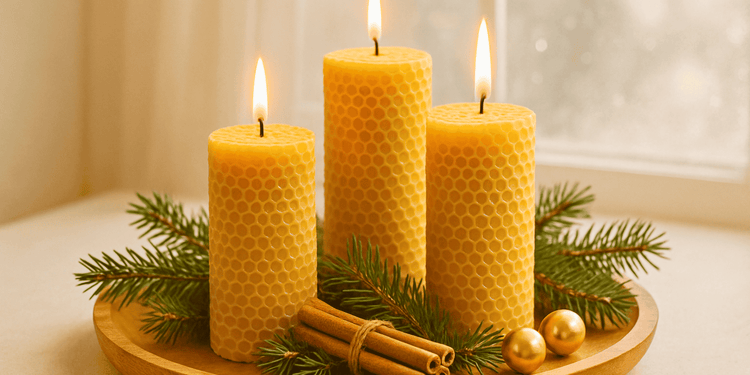 Weihnachtlich dekorierter Tisch mit Honigglas, Bienenwachskerzen und Tannenzweigen im warmen Licht, Imkerei Frapé.